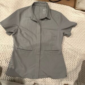FIGS TECHNICAL COLLECTION SCRUB SHIRT WOMENS MEDIUM GRAY 2 POCKETS